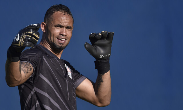 KEEPER IGJEN: Bruno Fernandes er glad for å være tilbake som keeper igjen. Her på banen for sitt nye lag, Pocos de Caldas, under en treningskamp mot Independente de Juruaia i Brasil forrige uke. Foto: AFP/ NTB scanpix KEEPER IGJEN: Bruno Fernandes er glad for å være tilbake som keeper igjen. Her på banen for sitt nye lag, Pocos de Caldas, under en treningskamp mot Independente de Juruaia i Brasil forrige uke. Foto: AFP/ NTB scanpix